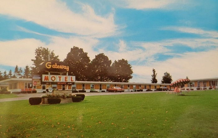 Gateway Motel - Vintage Post Card (newer photo)